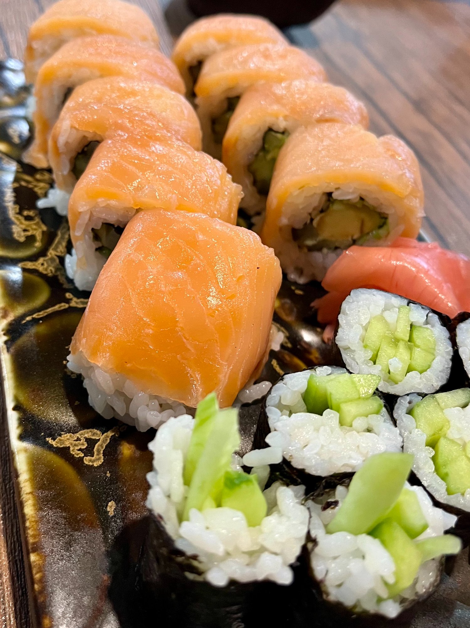 Sushi rolls pe platou traditional